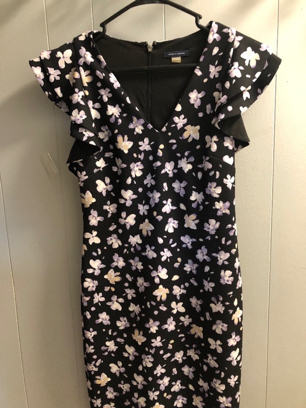 Tommy Hilfiger Women’s Dress size 6 cap sleeve Black Floral Accents